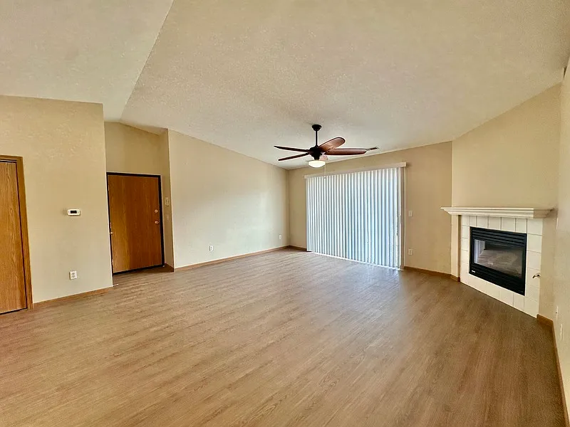 2 bed, 1.0 bath, 940 sqft, $1,225 — Photo 3