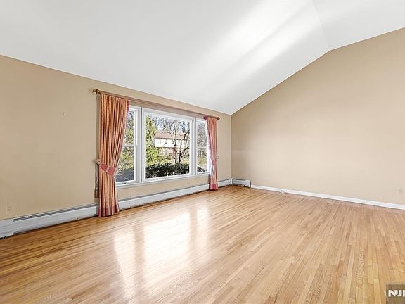 5th image of 31 Virgil Rd