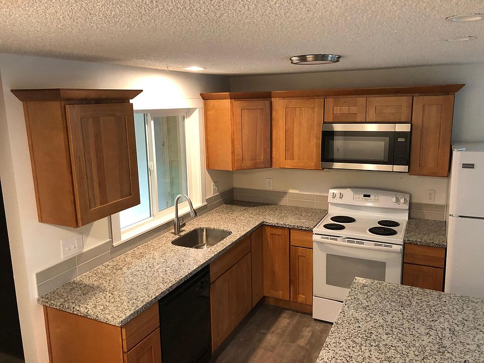 Newly Remolded Kitchen w/New Cabinetry