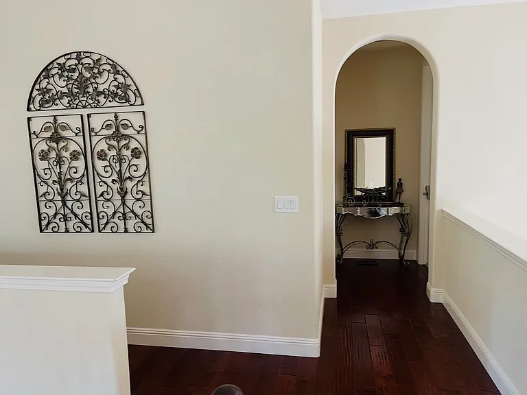 714 Round Hill Dr — Photo 3