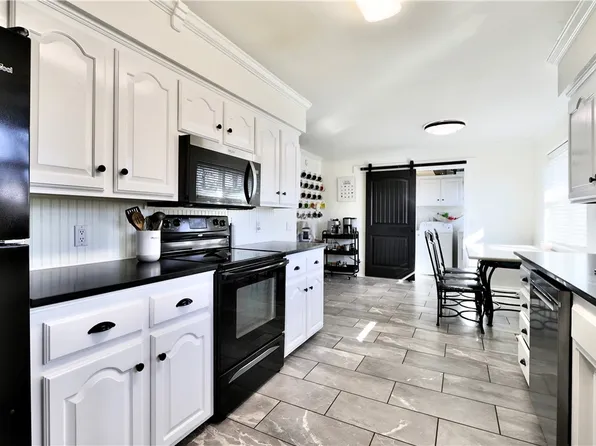 1227 Countrywood Cir, Rogers, AR 72756