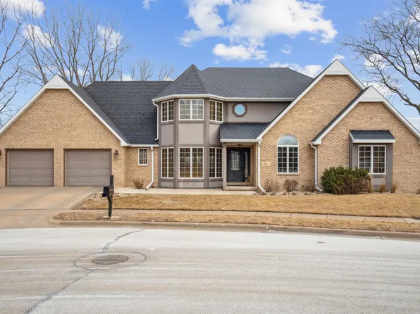 701 Ravenwood Ct, Dubuque, IA 52001