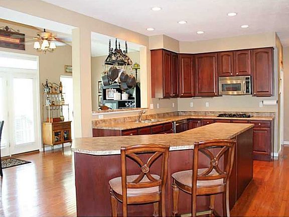 4th image of 202 Broadview Ct