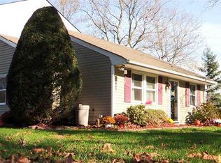 10 Fredricksburg Ct, Coram, NY 11727