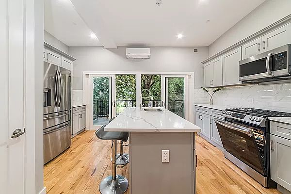 1st image of 2042A Pacific St Floor 2