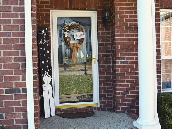 4th image of 333 Holly Ln