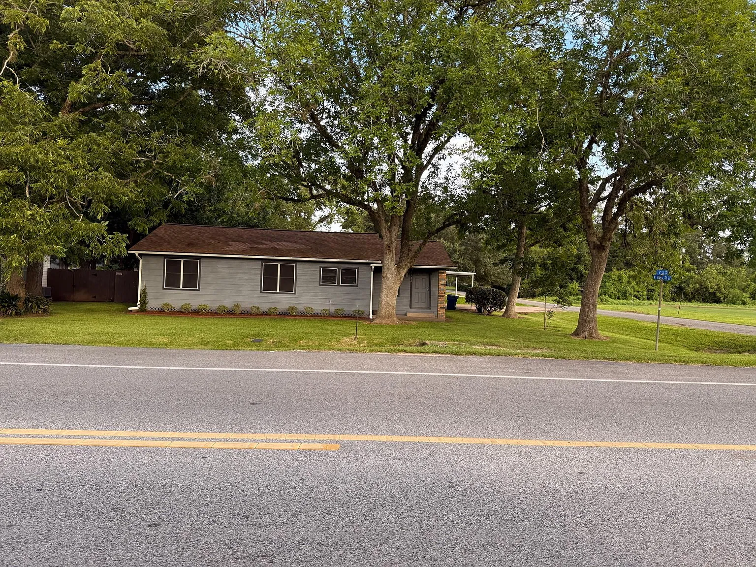 3 bed, 1.0 bath, 1200 sqft, $1,575 — Photo 1