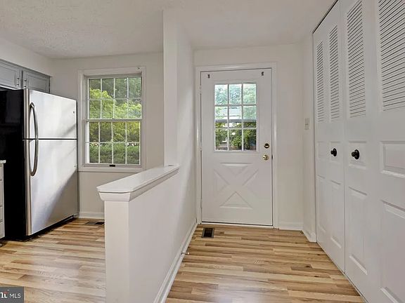 4th image of 2853 Middleboro Dr