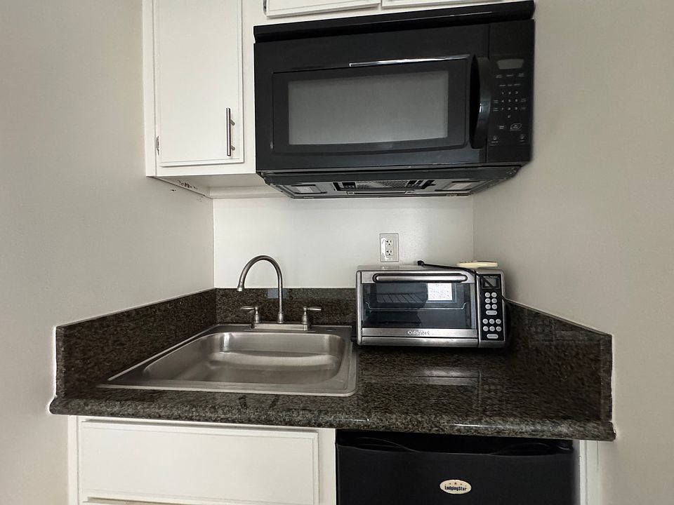 2nd image of 932 S Westmoreland Ave APT 108