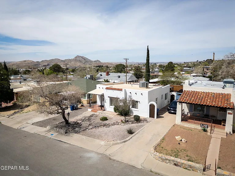 1211 Mesita Dr — Photo 2