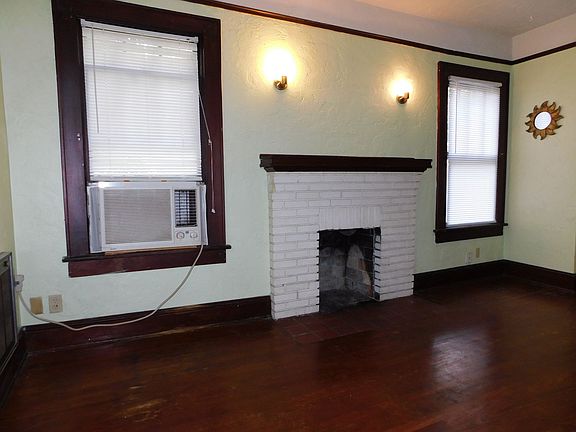 3rd image of 302-304 NW 14th Ave #302