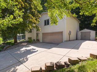 1430 Parkview Dr, Chaska, MN 55318