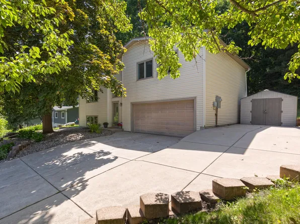 1430 Parkview Dr, Chaska, MN 55318