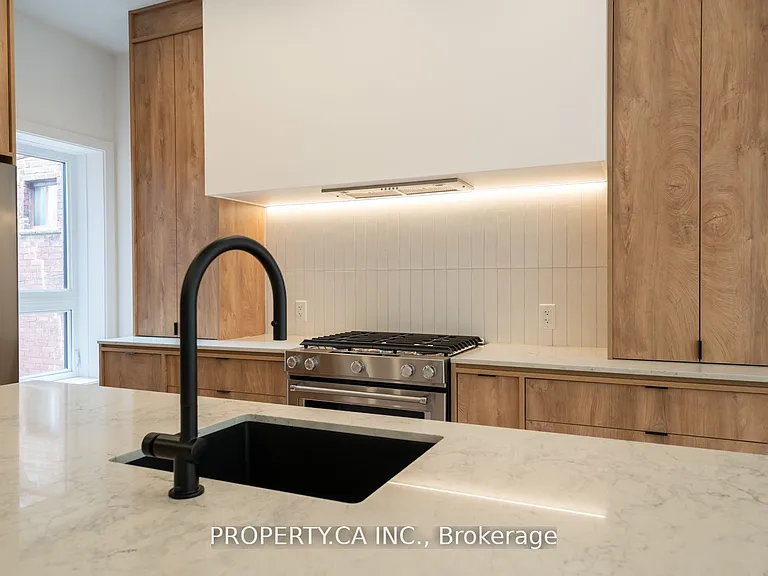 180 Dovercourt Rd #UPPER — Photo 8