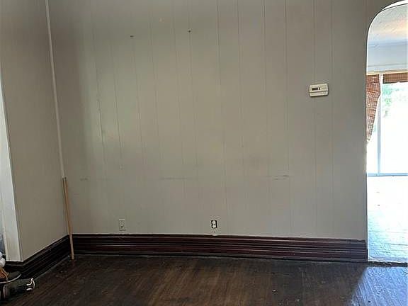 2nd image of 209 E Franklin St