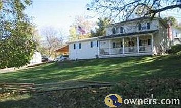 Country living 5 minutes from town!