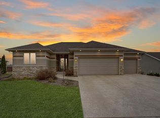 302 E Northlawn Dr, Cottage Grove, WI 53527