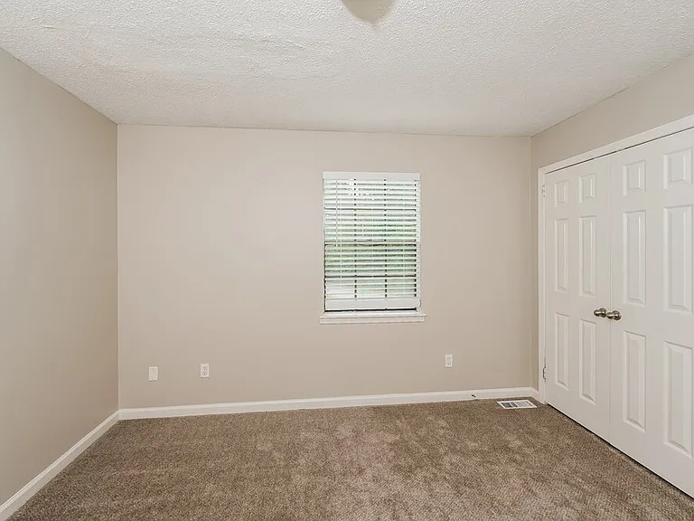 1100 Westchester Pkwy — Photo 15