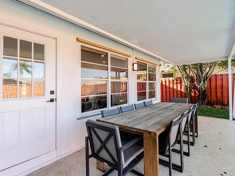 1860 Primrose Ln — Photo 9