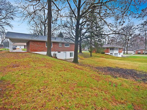 3rd image of 12 Lakeshire Dr