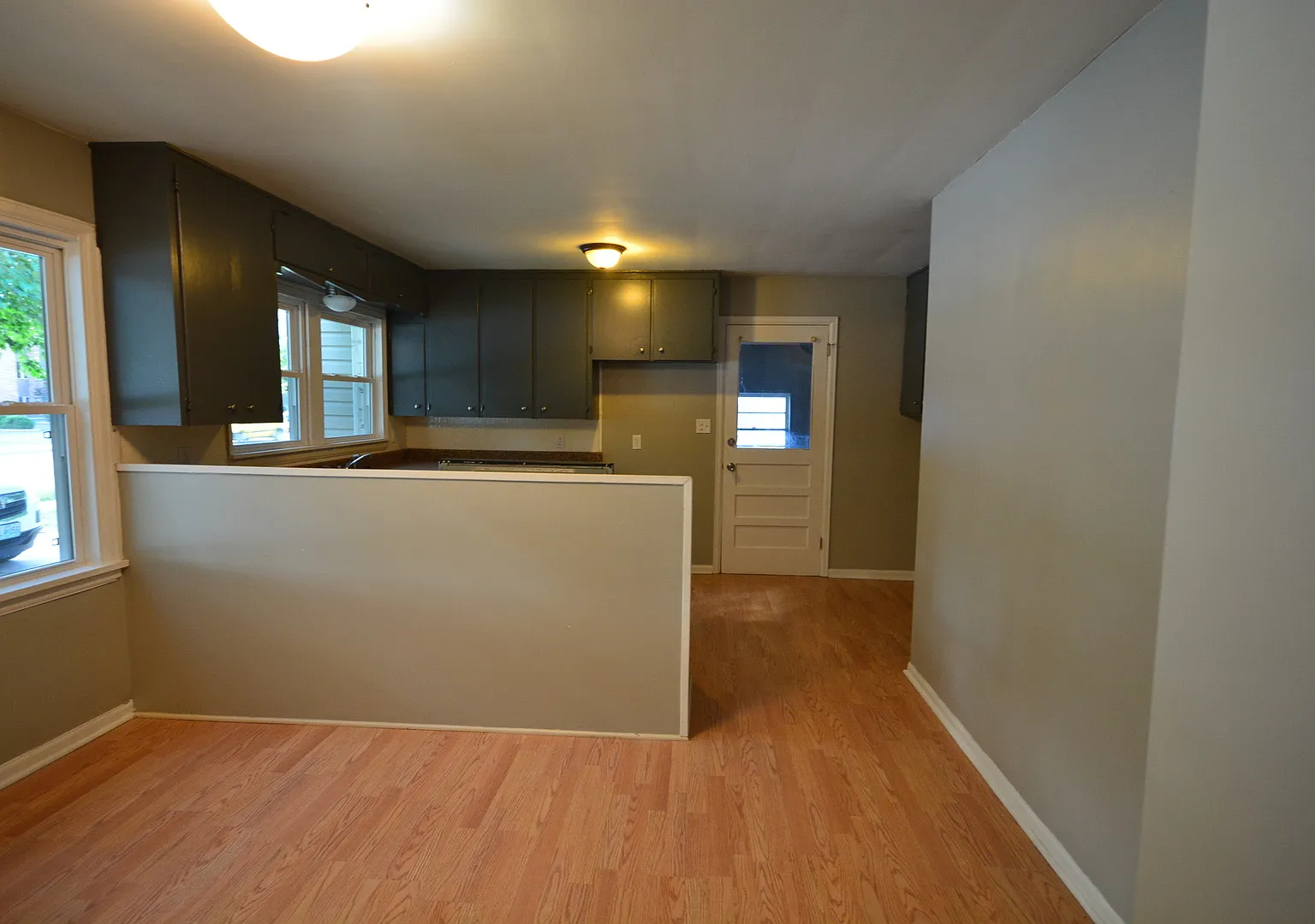 Cute 3 bedroom 1 bath across street from Mercy — Photo 3