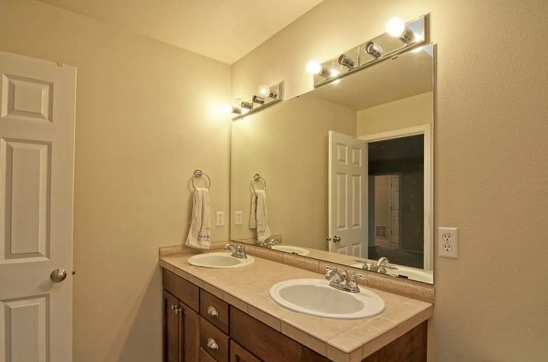 3 bed, 2.5 bath, 2179 sqft, $3,249 — Photo 3