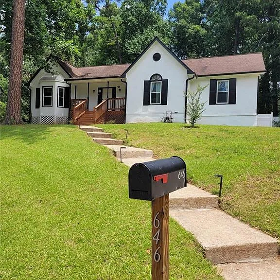 646 Hunt Station Dr — Photo 2