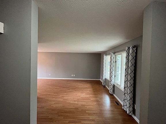 5th image of 1077 Sutherland Ave