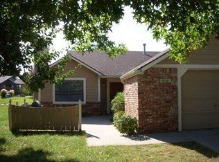 913 Alma Dr, Lawrence, KS 66049