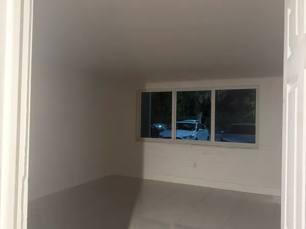 6940 Miami Gardens Dr, Hialeah, FL
