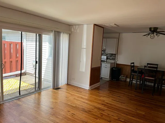 3 bed, 1200 sqft, $2,300 — Photo 4
