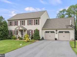 8 Lantern Cir, Lititz, PA 17543
