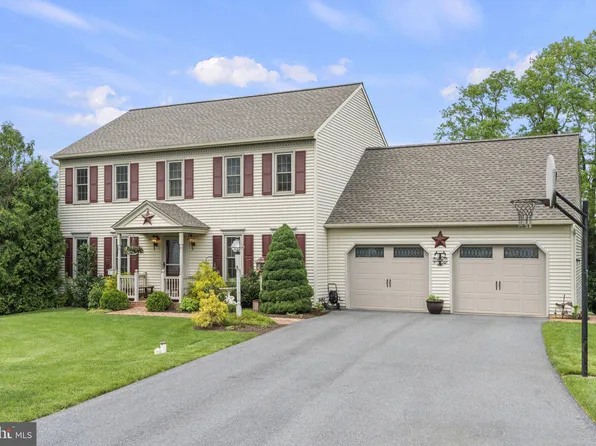 8 Lantern Cir, Lititz, PA 17543