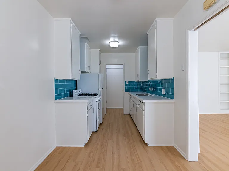 Gayley Manor Apartments — Photo 38