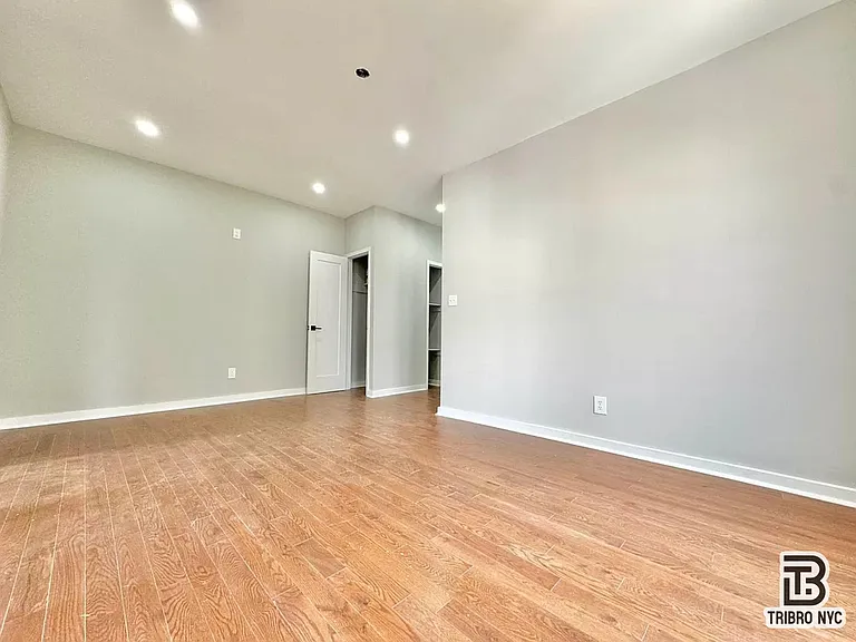 1056 Rogers Ave #3R — Photo 2