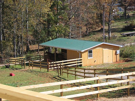 Barn with 2 stalls