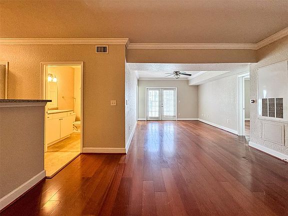 3rd image of 202 E SOUTH STREET #4039