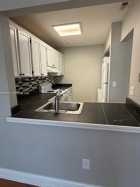 Photo 2 of 12 - 2570 W 67th Pl #21-2 - Hialeah, FL Building Photo - 2570 W 67th Pl #21-2