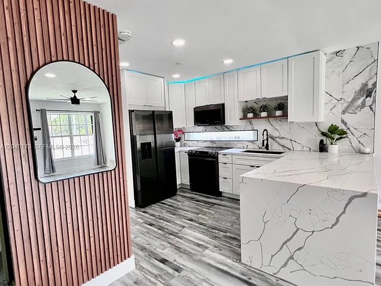 2425 SW 26th Ln — Photo 2