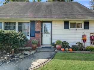 25 Long Loop Rd, Levittown, PA 19056