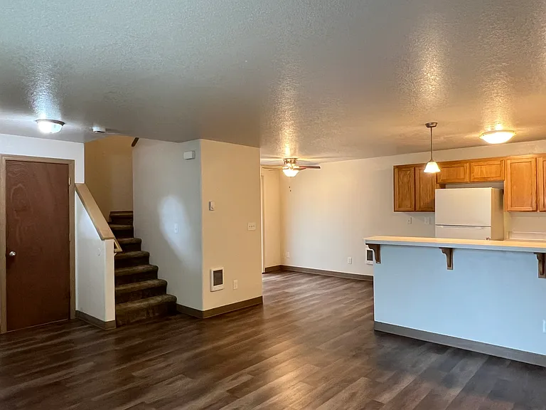 636 Browning Ave S — Photo 2