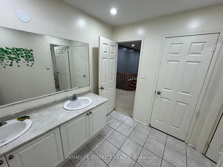 1100 Ashgrove Cres — Photo 7