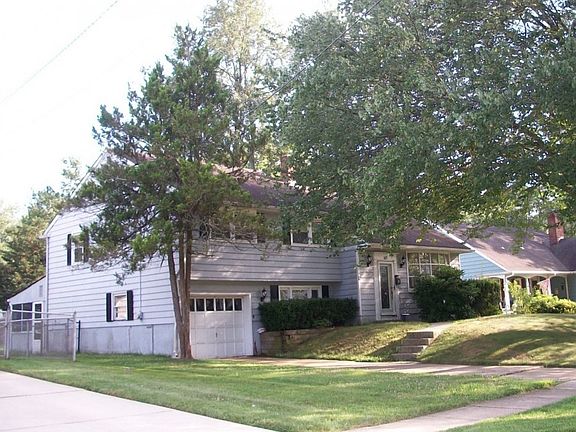 3rd image of 307 N Woodstock Dr