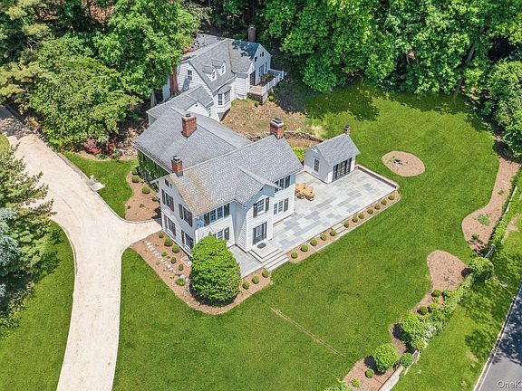 2nd image of 15 Lloyd Harbor Road