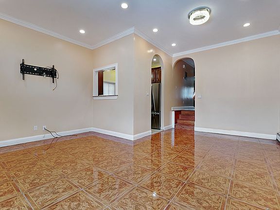 4th image of 72-21 Hillmeyer Ave #1