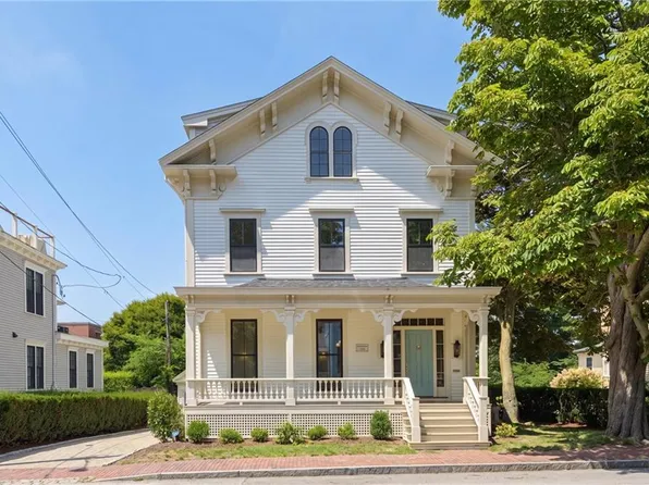28 Mount Vernon St, Newport, RI 02840