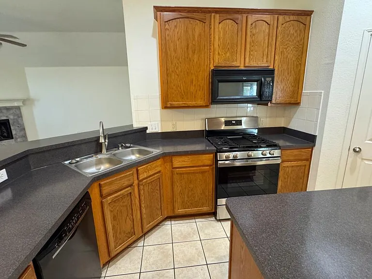 6416 Meadowcrest Ln — Photo 7