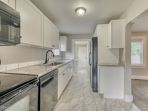 5th image of 338 Goddard St
