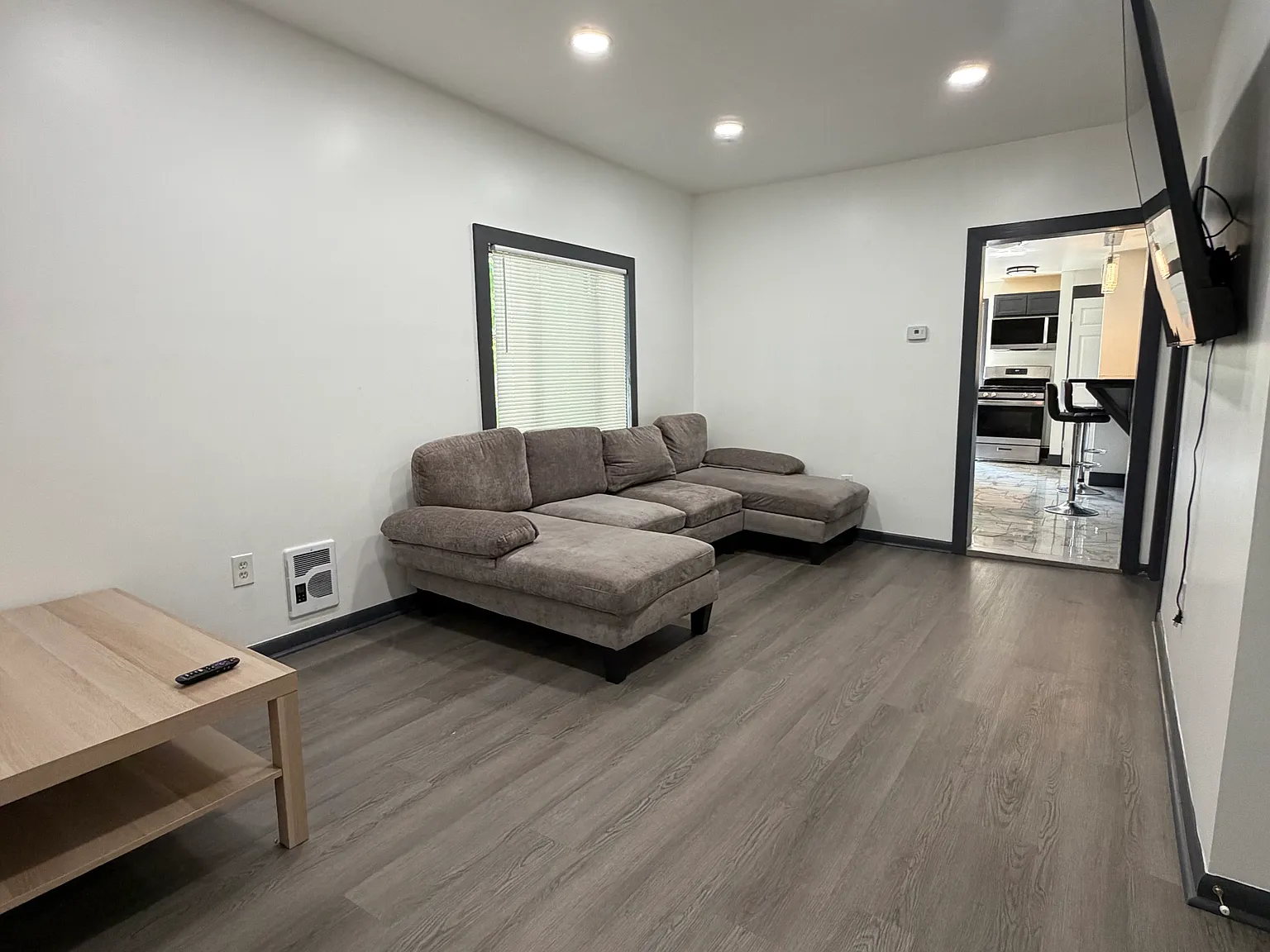 3 bed, 1200 sqft, $2,400 — Photo 2