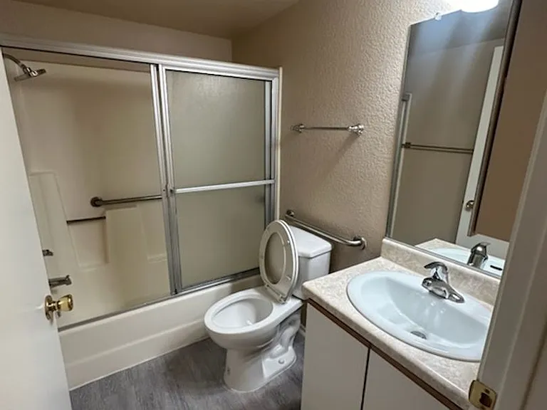 Russell Court Apartments — Photo 16